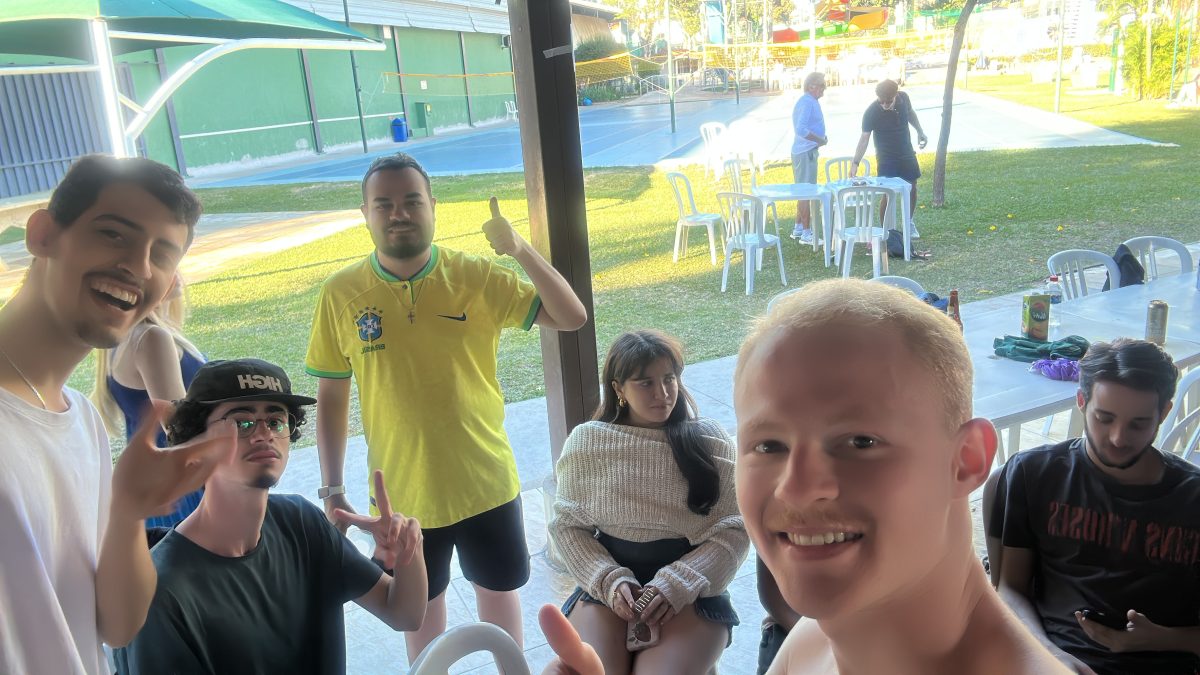 Tarde no clube, com a mesa cheia