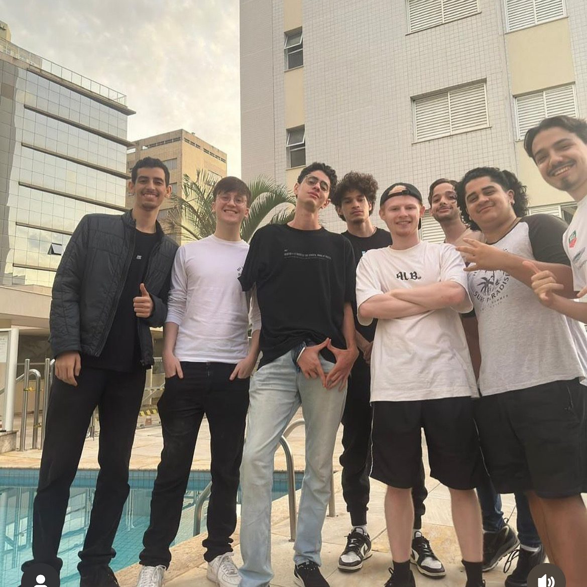 O grupo reunido na beira da piscina